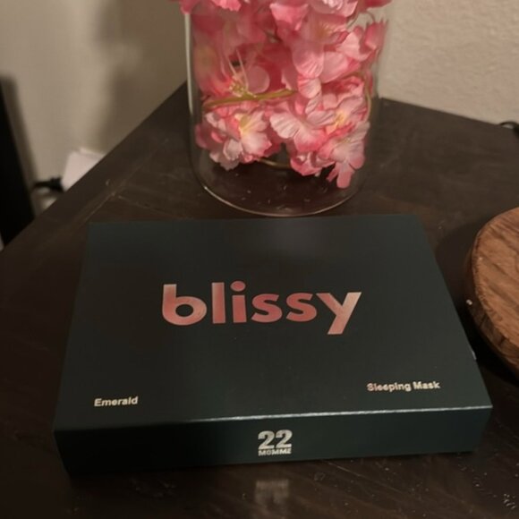 Blissy Emerald Silk Sleep Mask - Picture 5 of 5